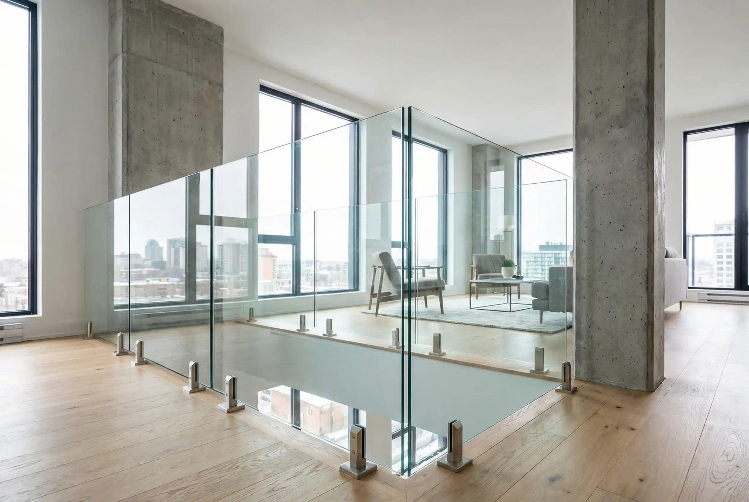 Barandilla de cristal templado en escalera moderna